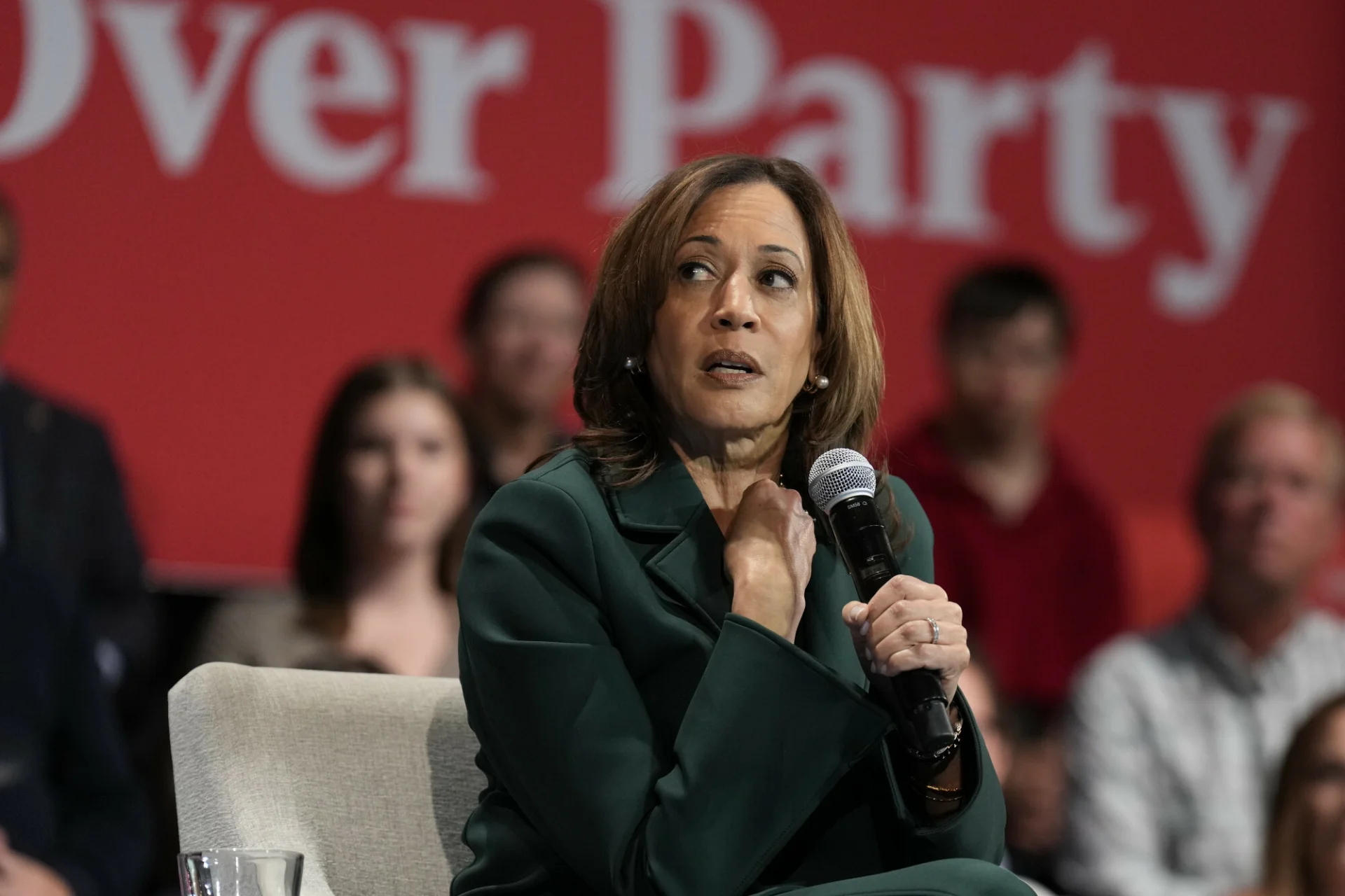 Kamala Harris prowadzi w ostatnich sondażach. Na zdjęciu Kamala Harris, czyli kandydatka na prezydenta USA z ramienia Partii Demokratycznej.