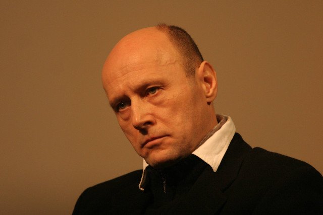 Czy znany aktor traci kontakt z rzeczywistością? Uważa, że ktoś chce zamknąć mu usta.