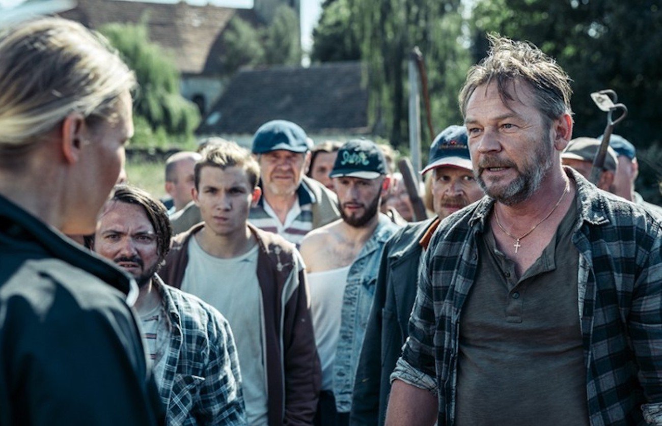 Kadr z serialu "Wielka woda". Wściekli mieszkańcy wsi Kęty nie chcą pozwolić na kontrolowane zalanie wsi, by ocalić Wrocław. – Trzeba się było we Wrocławiu ubezpieczyć! – mówi sołtyska.