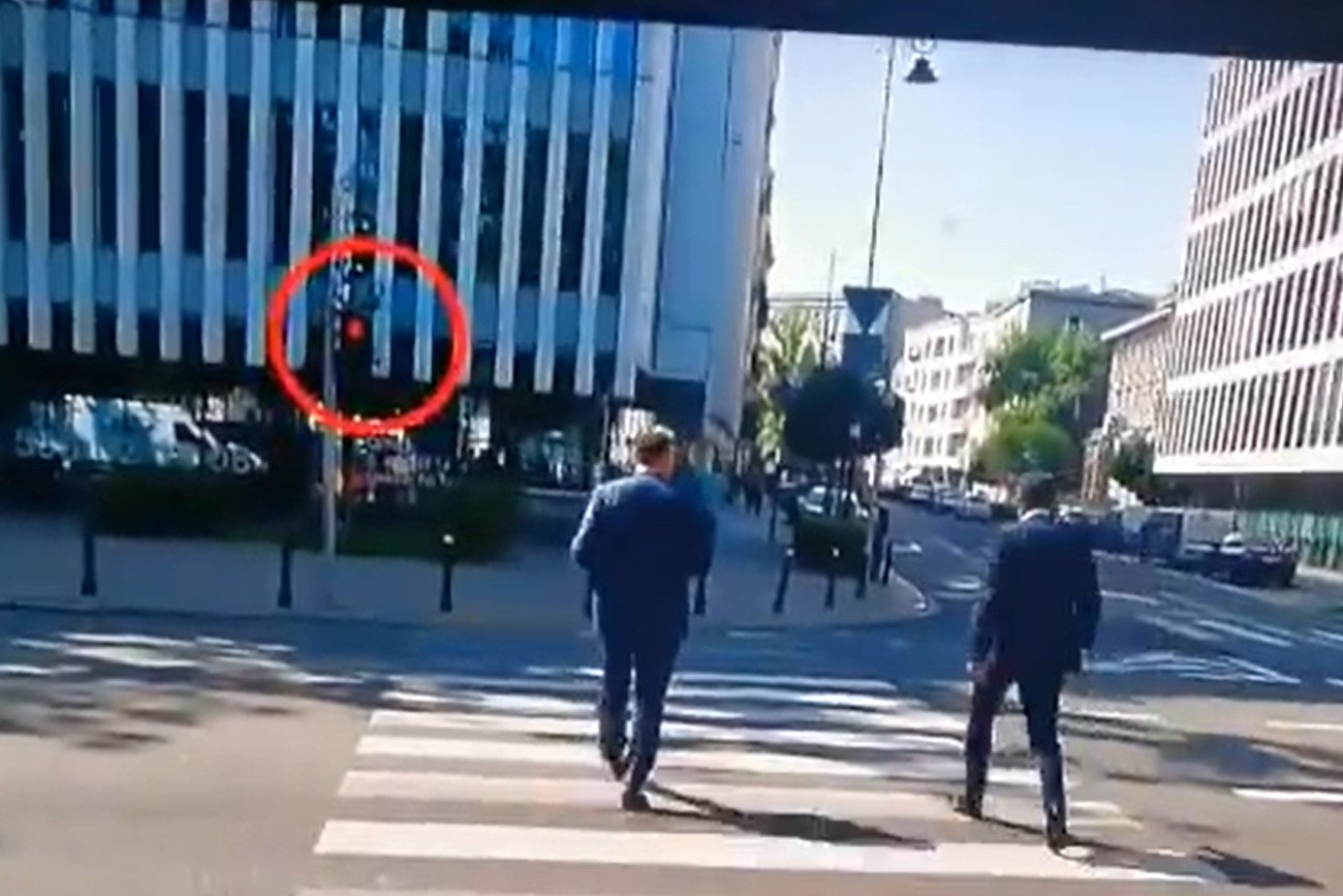 Posłowie PiS przeszli na czerwonym świetle. Obok stali policjanci, którzy nie zareagowali.