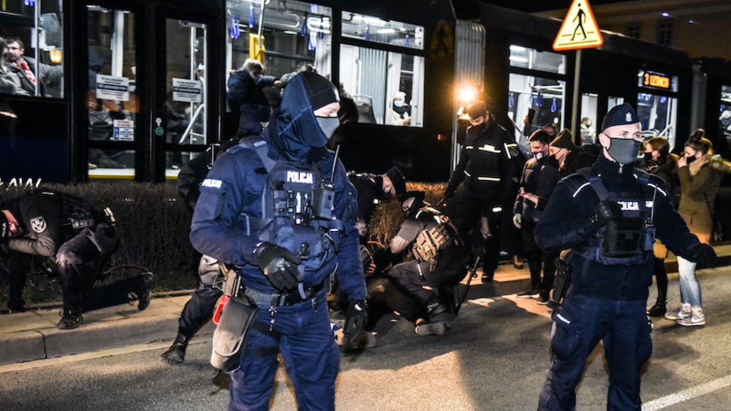 W Dzień Kobiet policja znowu próbowała rozbić legalne zgromadzenie protestujące przeciw PiS. Jednocześnie funkcjonariusze przekonywali przez głośniki, że nie są wrogami protestujących.