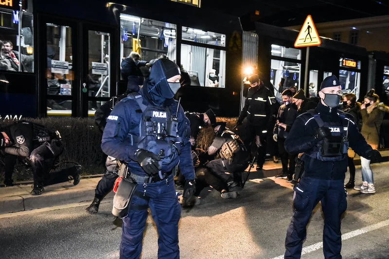 W Dzień Kobiet policja znowu próbowała rozbić legalne zgromadzenie protestujące przeciw PiS. Jednocześnie funkcjonariusze przekonywali przez głośniki, że nie są wrogami protestujących. W Dzień Kobiet policja znowu próbowała rozbić legalne zgromadzenie protestujące przeciw PiS. Jednocześnie funkcjonariusze przekonywali przez głośniki, że nie są wrogami protestujących.