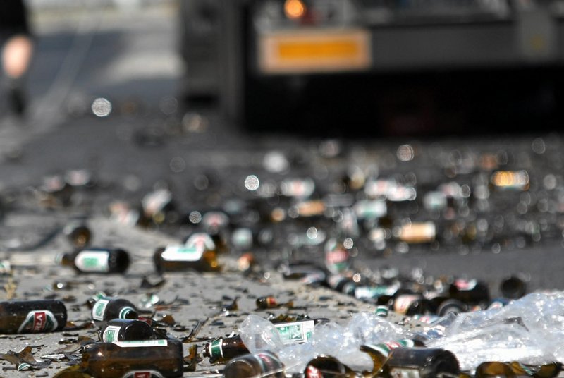 Piwosze wszystkich krajów łączcie się! Tym razem jest powód do smutku. Piwo zamiast do kufla popłynęło do rowu drogi nr 27. (Zdjęcie ilustracyjne z inne wypadku)