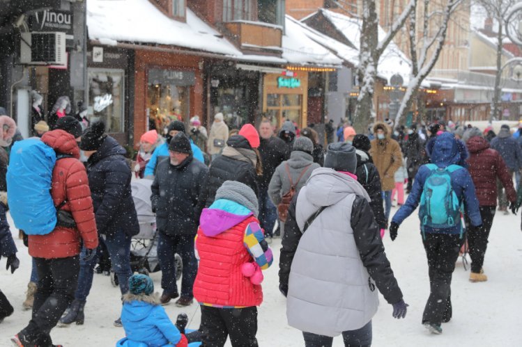 Pełne turystów Zakopane mogło być jednym z największych ognisk zakażeń, głównie wśród młodych. Coraz niższa średnia wieku zakażonych koronawirusem. Komentarz prof. Flisiaka.
