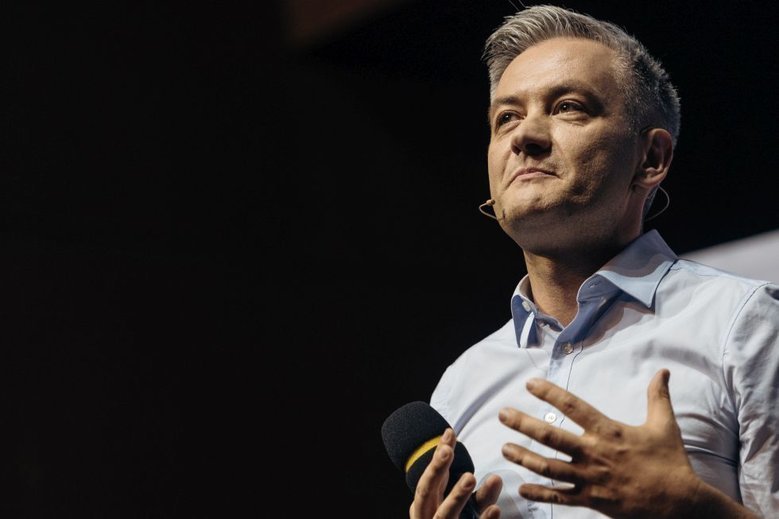 Postępowanie Roberta Biedronia nie każdemu przypada do gustu.