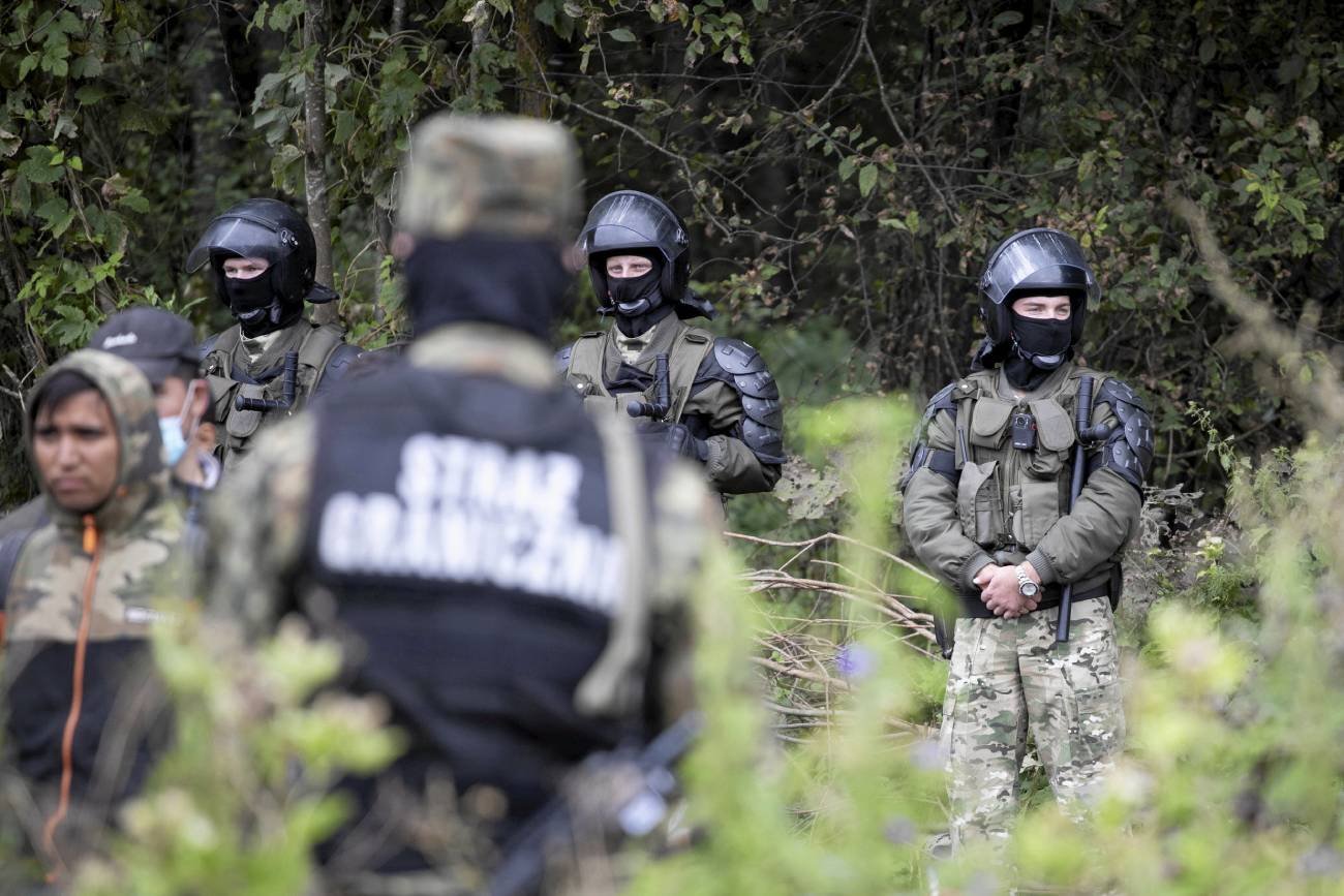 Jak informuje Straż Graniczna, Białorusini dostarczają żywność, napoje i papierosy nielegalnym migrantom koczującym pod Usnarzem Górnym.