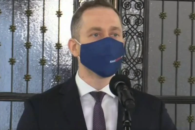 Cezary Tomczyk podczas konferencji prasowej Platformy Obywatelskiej ws. raportu NIK na temat "wyborów kopertowych" pokłócił się z reporterem TVP, Miłoszem Kłeczkiem.
