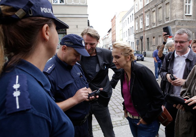 Posłanka Joanna Scheuring-Wielgus  została spisana w Toruniu przez policję po akcji "Baby Shoes Remember", która wymierzona była w pedofilów w Kościele.