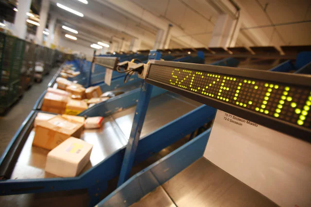 Poczta Polska jest coraz szybsza. Jak wynika z analizy UKE w 2014 roku dostarczała odbiorcom dzień po nadaniu 84,4 procent paczek priorytetowych.