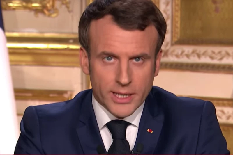 Prezydent Emmanuel Macron zdecydował nie przesuwać głosowania. Dziś wiadomo, że co najmniej kilkoro członków komisji wyborczych jest zakażonych koronawirusem.