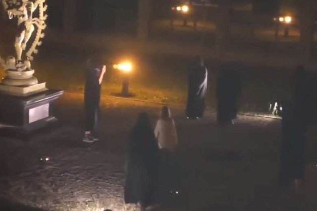 Kiedy nie bawią się w zderzanie hadronów, składają ofiary z ludzi.