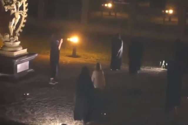 Kiedy nie bawią się w zderzanie hadronów, składają ofiary z ludzi.