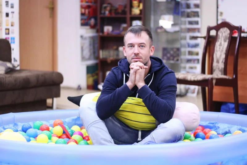 Przemysław Staroń, nauczyciel roku 2018, "Harry'ego Pottera" wykorzystuje w pracy z uczniami.