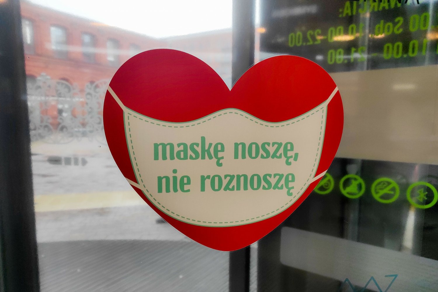 Niektórzy antymaseczkowcy reagują bardzo agresywnie na uwagi innych osób i prośby o zakrycie twarzy.