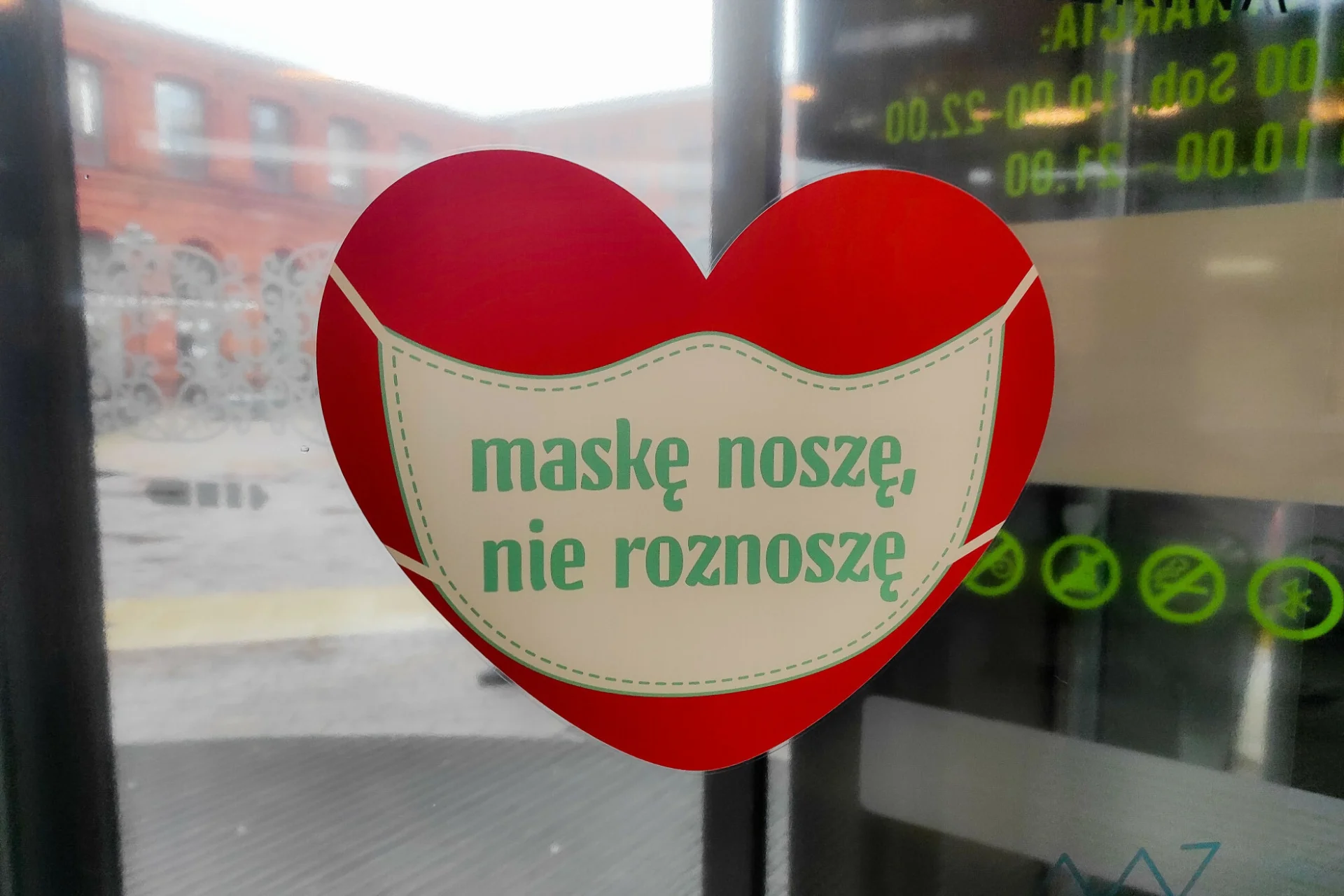 Niektórzy antymaseczkowcy reagują bardzo agresywnie na uwagi innych osób i prośby o zakrycie twarzy.