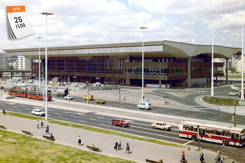 Dworzec kolejowy Warszawa Centralna (1975). Budowę, którą rozpoczęto w 1972 roku ukończono 3 lata później w ekspresowym tempie, aby na uroczystości otwarcia mógł pojawić się Leonid Breżniew