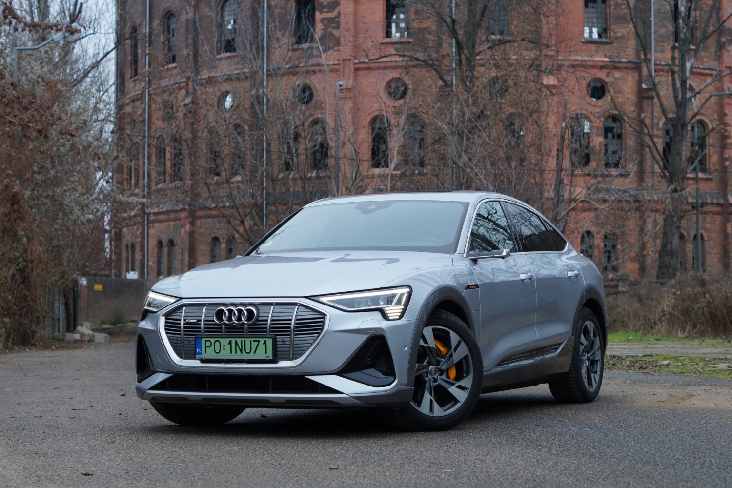 Audi e-tron sportback da wam dużo frajdy z jazdy, ale pod warunkiem, że w ogóle odważycie się nim... wyjechać z parkingu.