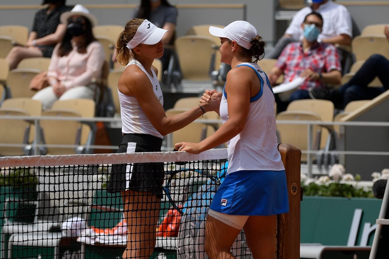 Magda Linette odbiera gratulacje od Ashleigh Barty za zwycięstwo w meczu II rundy Rolanda Garrosa