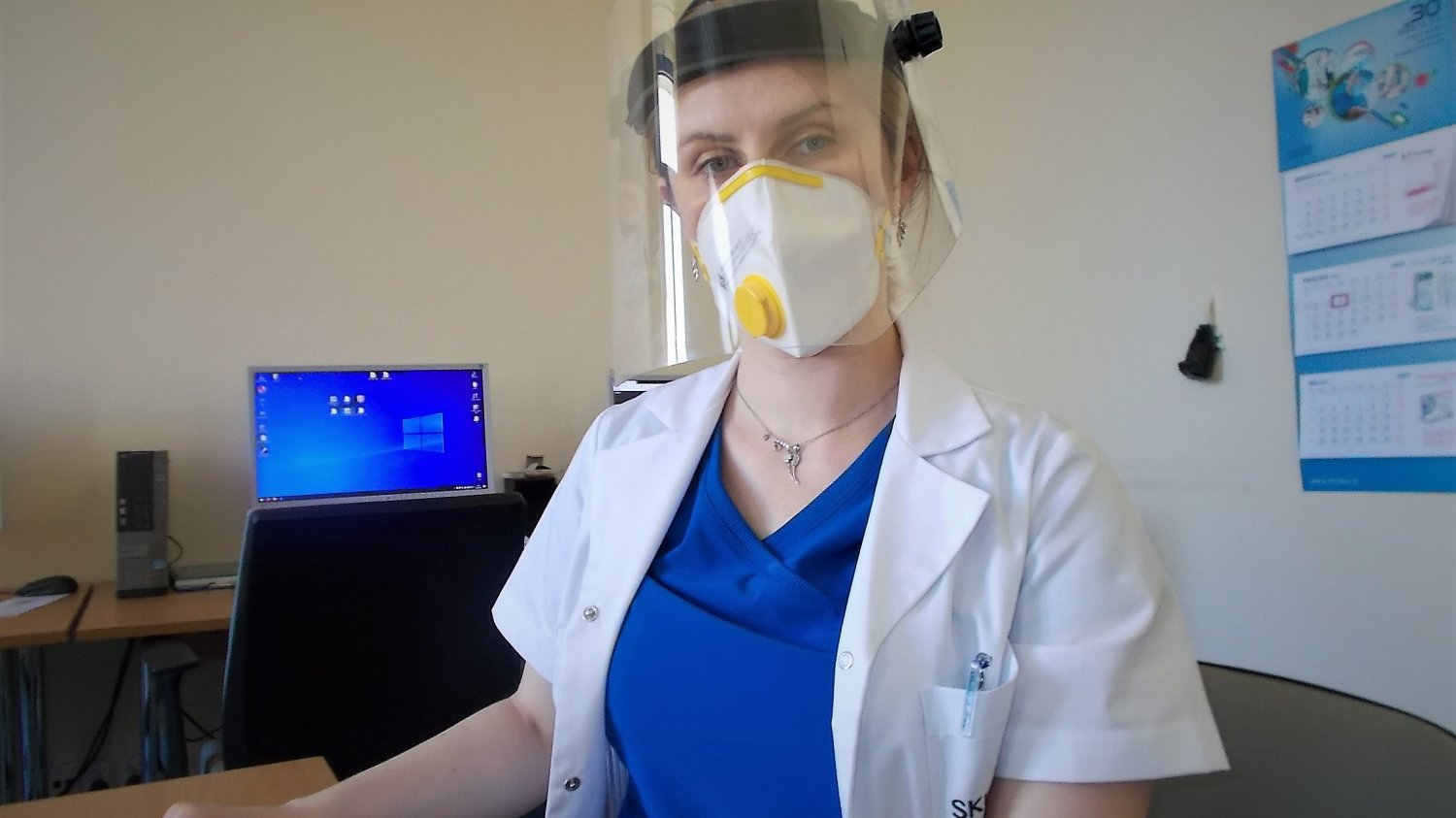 Dr Anna Dołaszyńska-Żółkiewska często spotyka się z sytuacjami, gdy młodzi ludzie bagatelizują podejrzane zmiany na skórze. Bywa też, że ulegają mitom typu "rak nie lubi noża".
