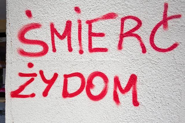 Antysemicki napis na bloku w Krakowie