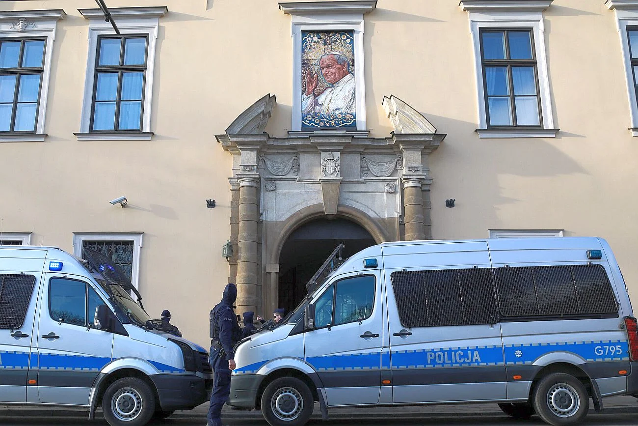 Pod tzw. oknem papieskim w Krakowie podpalił się mężczyzna