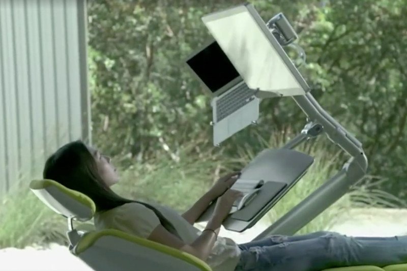 Niestandardowe biurka – możesz pracować na leżąco, albo mieć łóżko w środku.