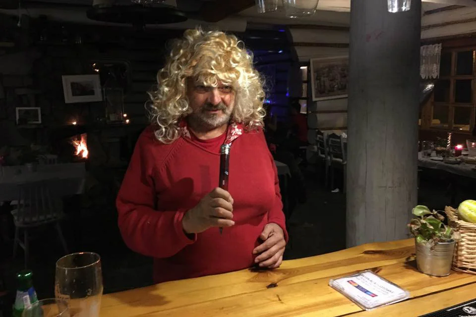 Właściciel Łebskiej Chaty przebrany za... Magdę Gessler.