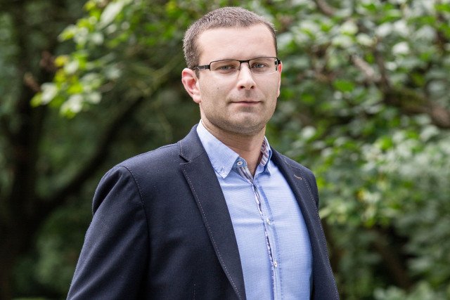 Przemysław Pruszyński jako pierwszy zwrócił uwagę, że niektóre przepisy ustawy podczepionej pod "Konstytucję dla biznesu" uderzają w małe firmy.