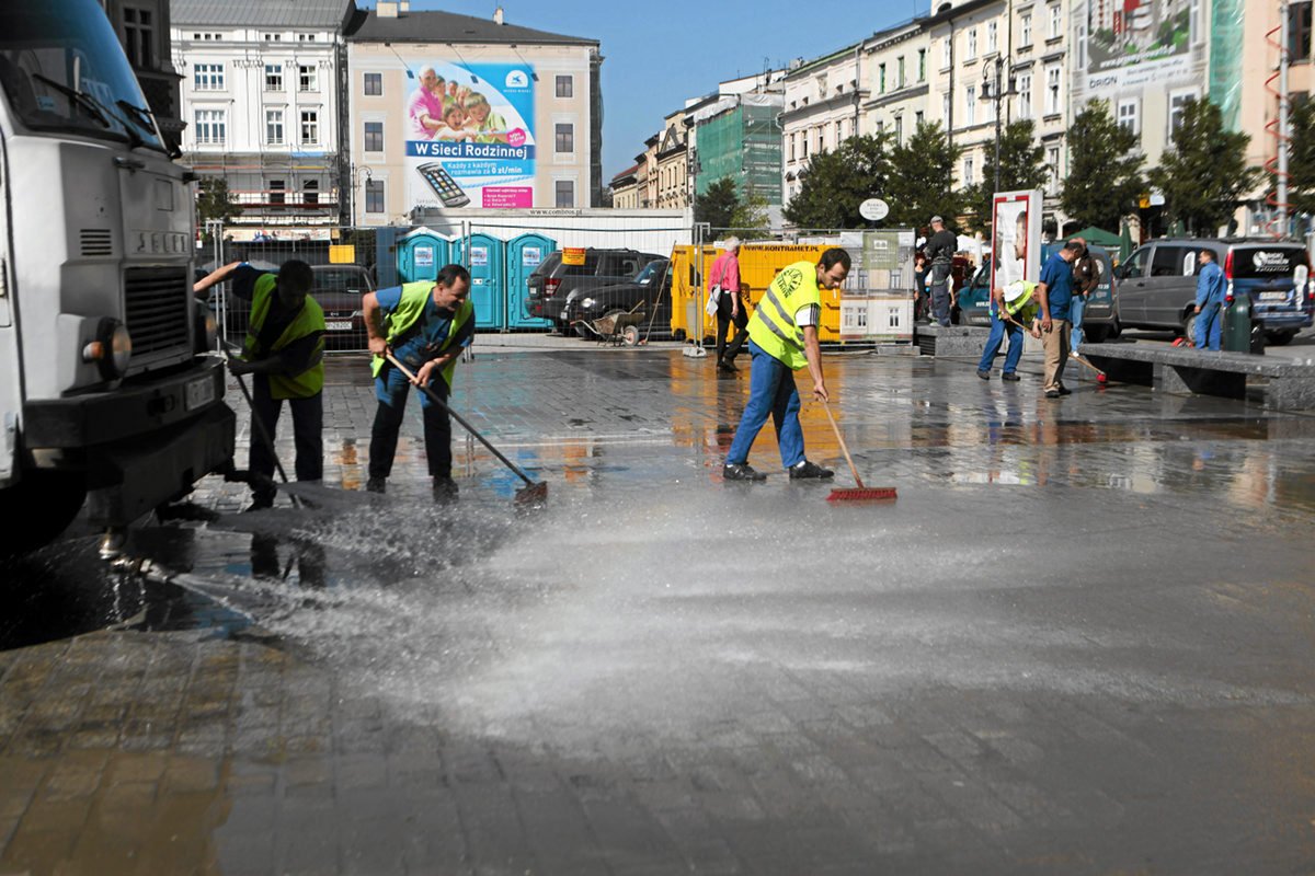Prace porządkowe w Krakowie przed otwarciem podziemnego muzeum w Sukiennicach.