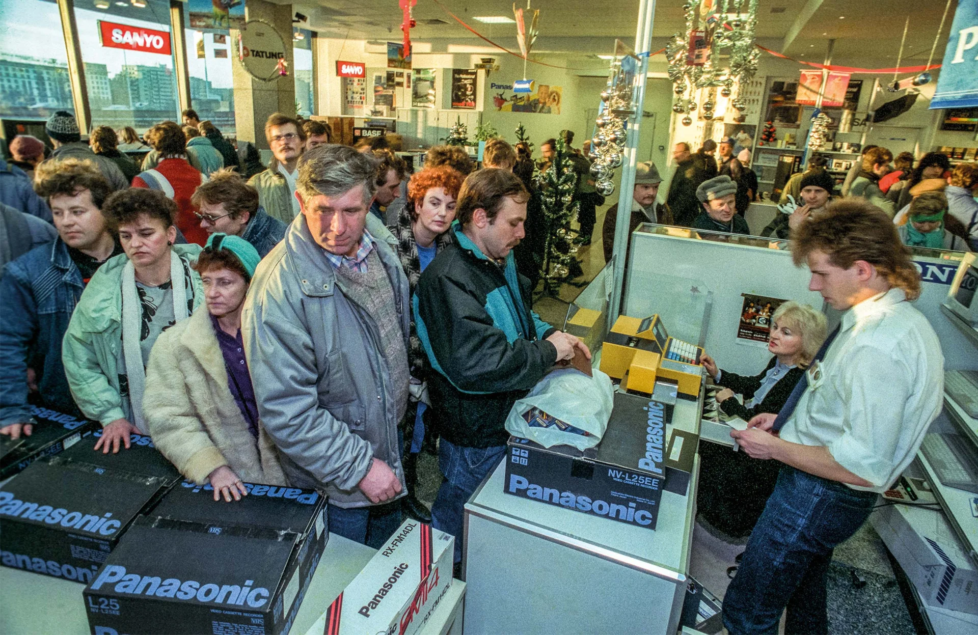 Kolejki – tym razem nie za mięsem, a za RTV (1989)