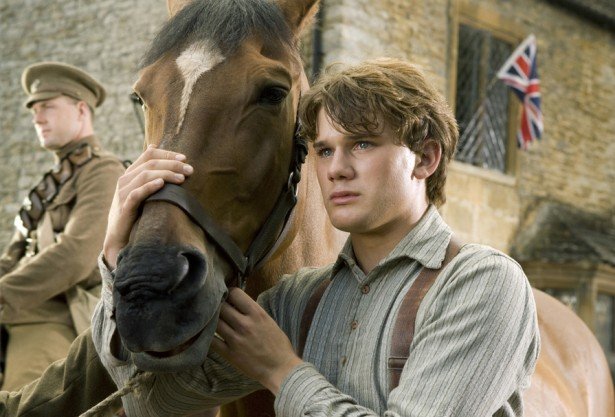 Kadr z filmu "War Horse" - Jeremy Irvine i koń wojny