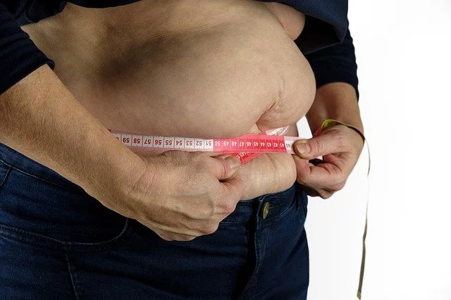 Nawet 1 kg nadwagi to o 2 proc. wyższe ryzyko zakażenia koronawirusem. Cukrzyca powoduje, że jesteśmy o 30 proc. bardziej narażeni na infekcję SARS-CoV-2, a nadciśnienie podwyższa to ryzyko aż 6-krotnie. Covid a BMI i choroby współistniejące. Nowe wyniki badań z Izraela