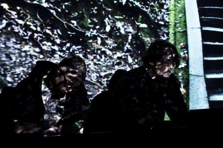 Dwie trzecie kIRka na Vivisesji w Poznaniu w 2010 r. - Filip Kalinowski (adaptery; z lewej) i Paweł Bartnik (elektronika; z prawej)