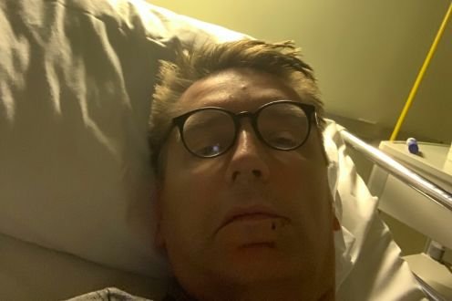 Dziennikarz Tomasz Lis zamieścił na Twitterze zdjęcie ze szpitalnego łóżka.