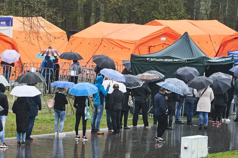 Pacjenci zapisani na szczepionkę Johnson &Johnson coraz częściej mają przesuwane terminy.