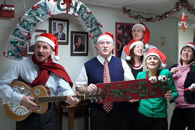 Pracownicy ambasady USA w Warszawie nagrali klip do świątecznego hitu Mariah Carey.