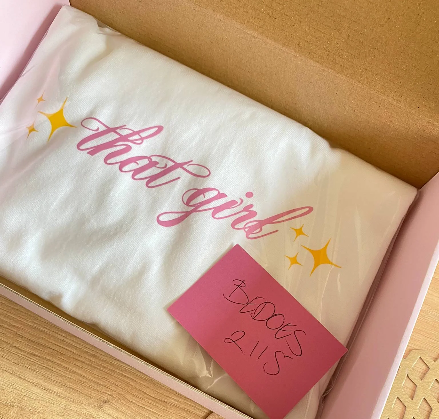 T-shirt wydany przez Bedoesa z hasłem "That girl"