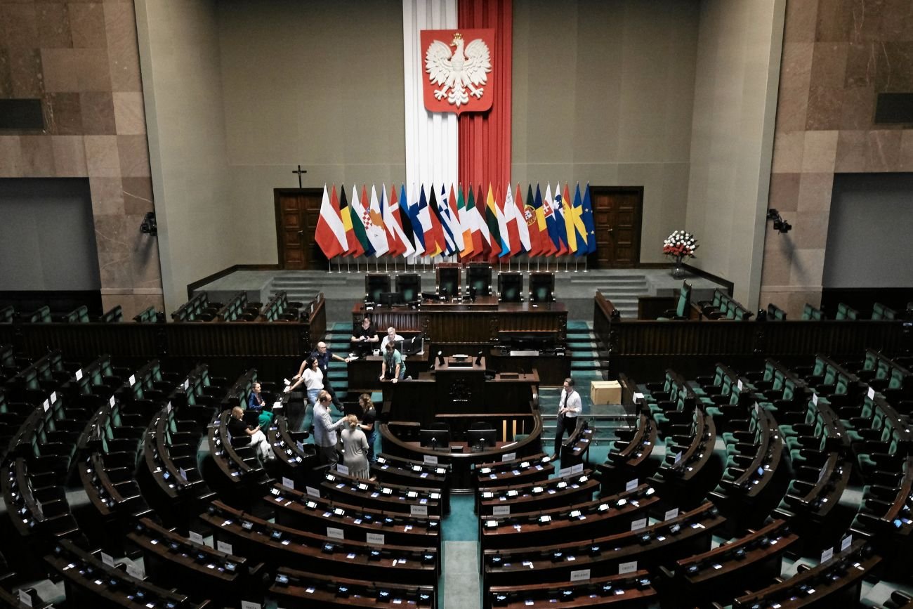 Nowi posłowie w Sejmie. To oni zastąpią członków kancelarii Nawrockiego