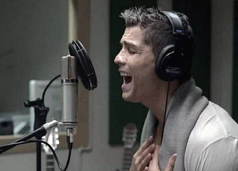 Cristiano Ronaldo przed mikrofonem