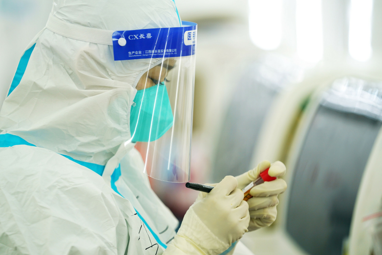 Chińczycy stworzyli zmutowany, śmiertelnie skuteczny szczep COVID-19. "Okropne badanie"