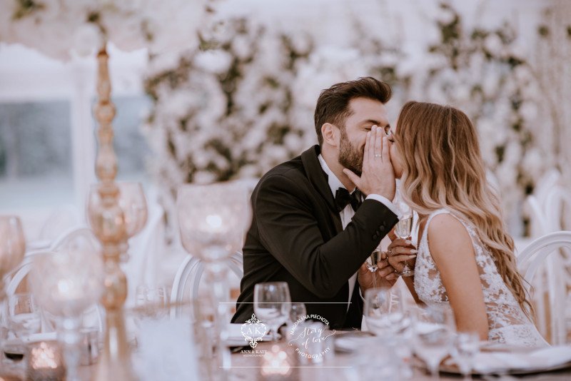 Kameralne przyjęcia weselne wbrew pozorom nie są łatwiejsze do zorganizowania niż tradycyjne, duże wesela.