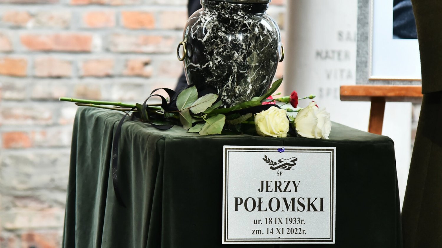 Rodzina Jerzego Połomskiego pominięta na pogrzebie? Mają żal do menadżerki