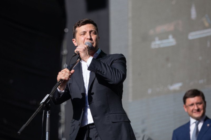 Wołodymr Zełenski wygrał wybory prezydenckie w kwietniu. Teraz jego partia wygrała wybory parlamentarne.