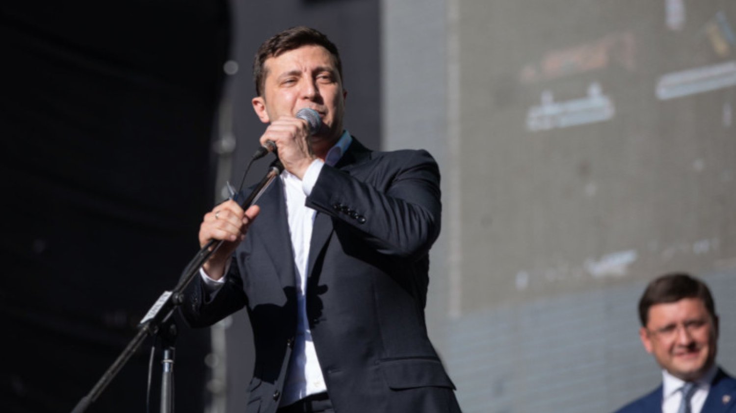 Wołodymr Zełenski wygrał wybory prezydenckie w kwietniu. Teraz jego partia wygrała wybory parlamentarne.