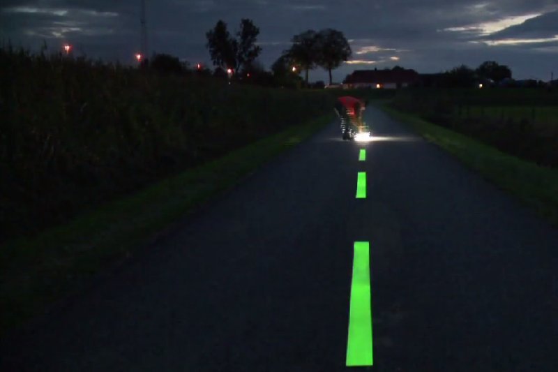 Takie świetlne i interaktywne pasy powstają właśnie na drogach w Holandii.