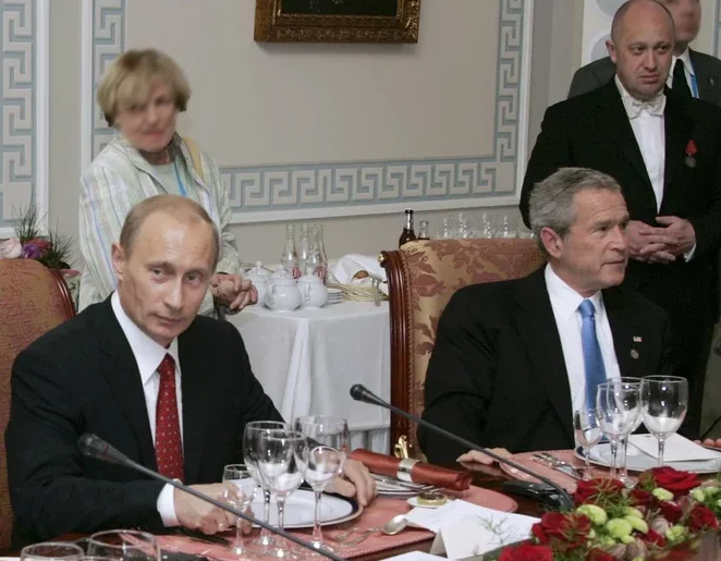 2006: Putin gości W. Busha w Sankt Petersburgu (jeszcze wtedy pomiędzy tymi dwoma dżentelmenami była "bromance"). Gospodarzem jest Jewgienij Prigożyn.