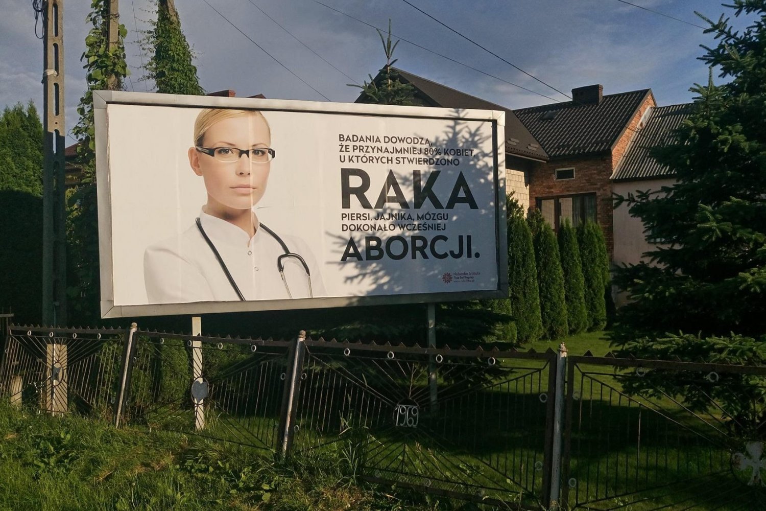 Billboard straszy kobiety, że przerwanie ciąży wywołuje raka. Skąd takie dane? Autorzy powołują się na własne "nieopublikowane badania".