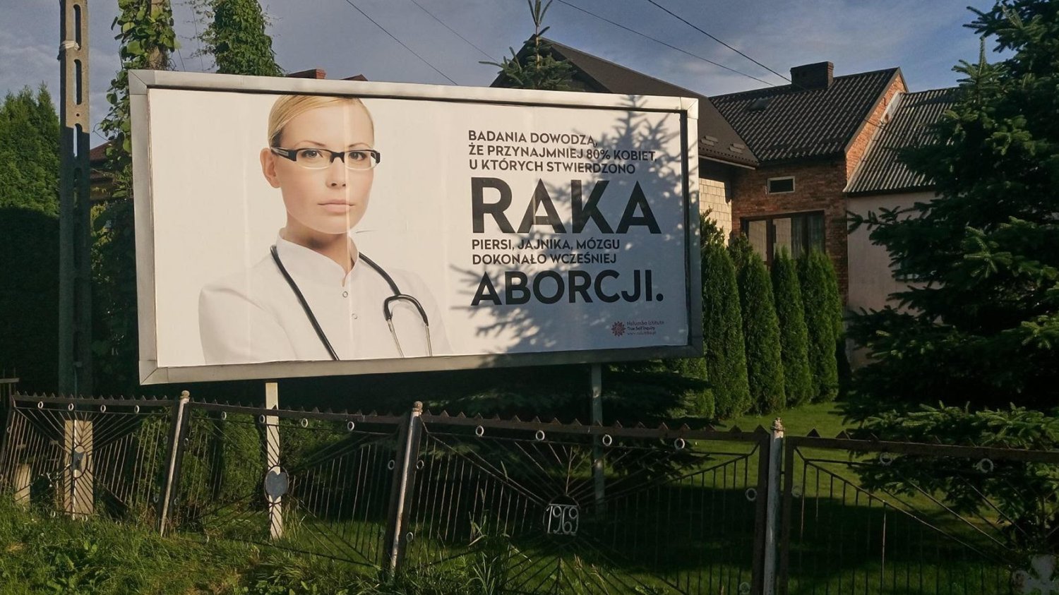 Billboard straszy kobiety, że przerwanie ciąży wywołuje raka. Skąd takie dane? Autorzy powołują się na własne "nieopublikowane badania".