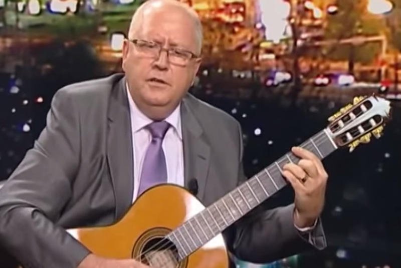 Serbski minister Jasmin Komić jak gwiazda rocka. Zobacz jego wykonanie utworu Deep Purple