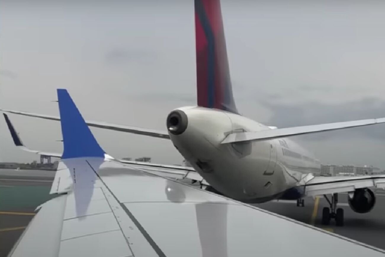 Moment zderzenia dwóch samolotów podczas kołowania na lotnisku w Bostonie.